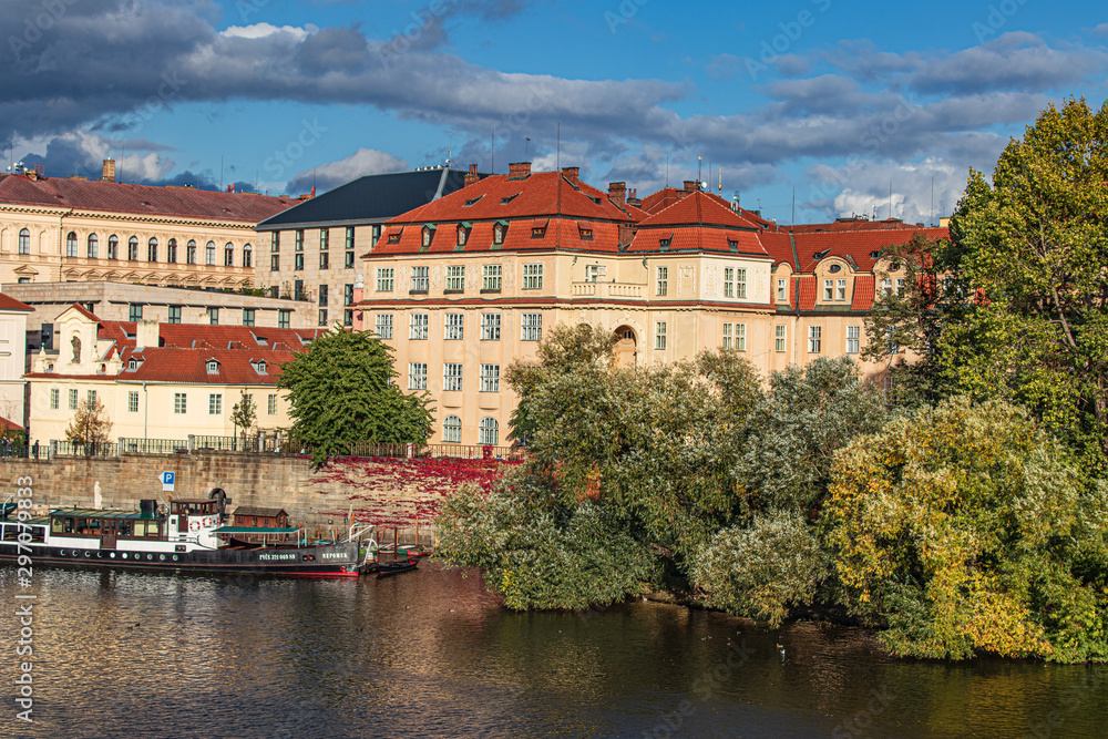 Obraz premium House over river