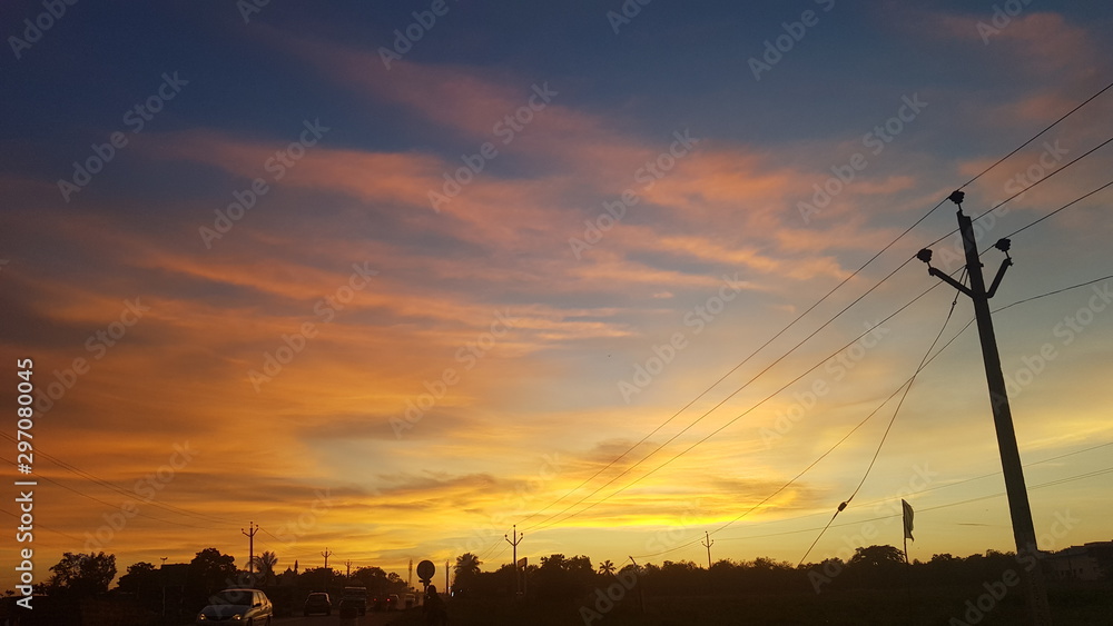 Obraz premium Beautiful sunset sky above clouds with dramatic light