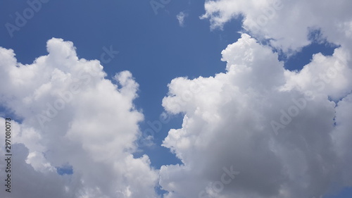 Niebieskiego nieba tło z chmurami