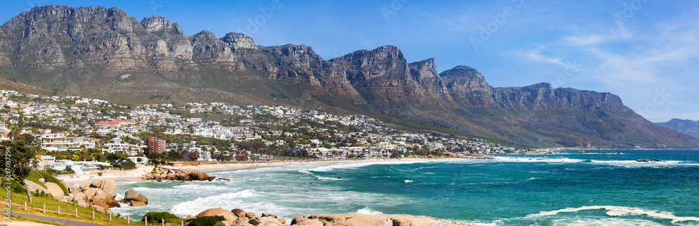 Naklejka premium Panoramiczny widok na plażę Camps Bay i Górę Stołową w Kapsztadzie w RPA