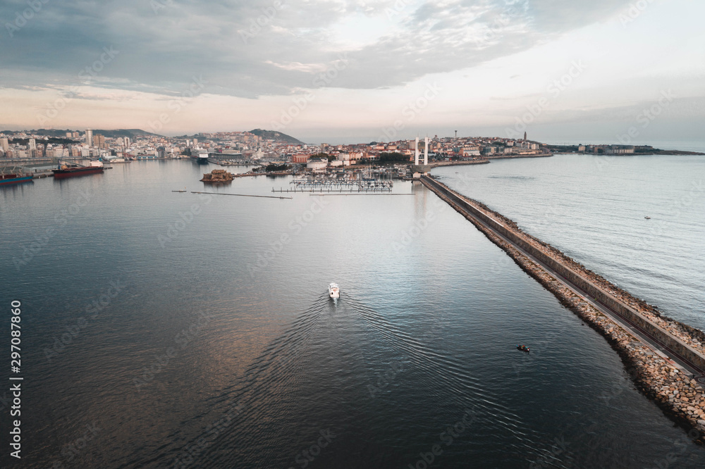 Panorámica ciudad A Coruña con barco y mar puerto