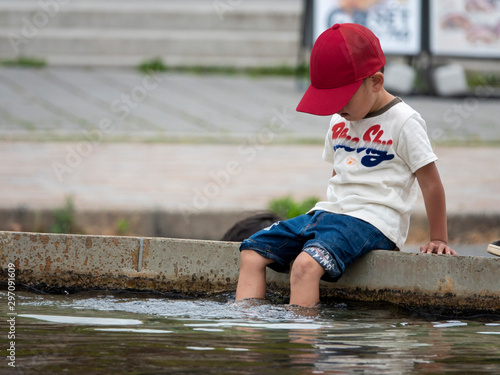 水遊びする子供