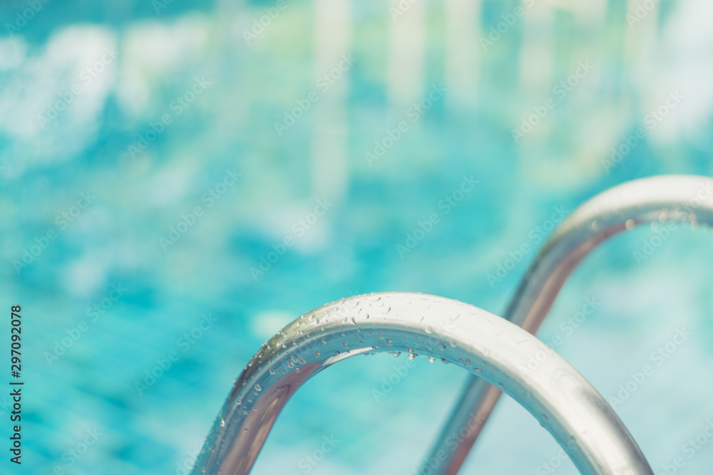 Fototapeta Odkryty basen w hotelu ze schodami lub drabiną i tarasem przy basenie. Koncepcja letnich wakacji.