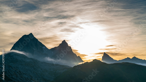 Sonnenuntergang an der Weißschrofenspitze Tirol