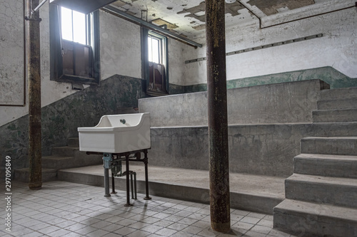 Tableau sur toile Morgue in the hospital at Ellis Island