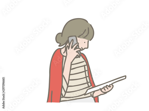 書類を片手に電話をする女性