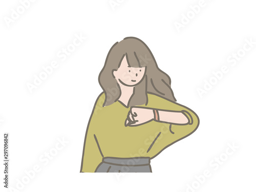 腕時計で時間を確認する女性