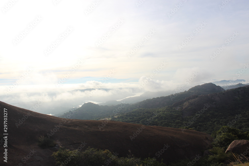 Naklejka premium Scenic misty view of the valley from the mountain
