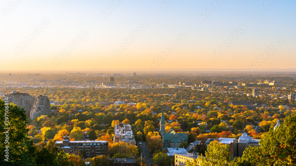 Naklejka premium Colorful autumn in the city just before sunset - North view of the city of Montreal
