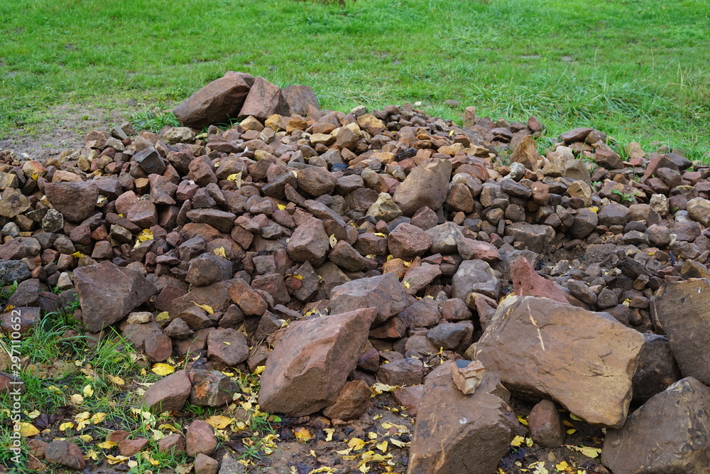 Lesesteine in den Weinbergen der Südlichen Weinstrasse Lesesteine in den Weinbergen der Südlichen Weinstrasse