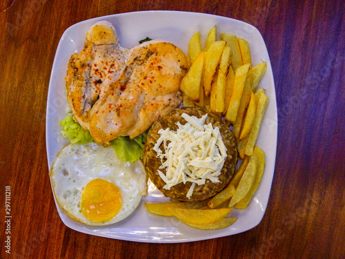 platos de comida árabe y bebidas