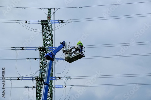 Elektriker arbeitet an Hochspammungsmast 