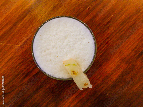 platos de comida árabe y bebidas