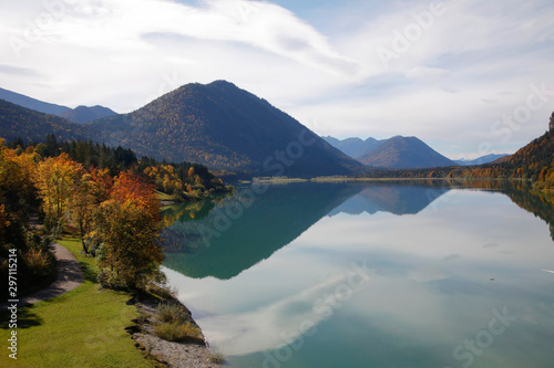 Sylvensteinspeicher See im Herbst, Isarwinkel, Bad Tölz, Bayern, Deutschland, Europa