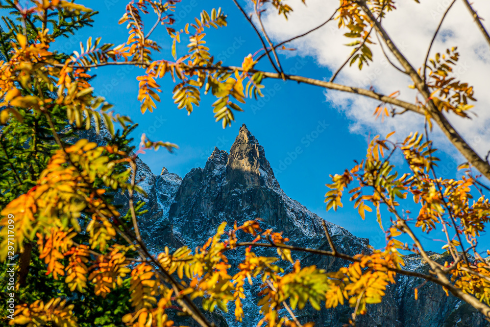 Mnich widziany z Morskiego Oka, Jesień, Tatry Mnich widziany z Morskiego Oka, Jesień, Tatry