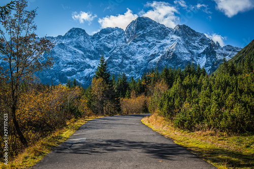 Fototapeta Naklejka Na Ścianę i Meble -  Widok z Włosienicy na Mieguszowiecki Szczyt - Tatry 