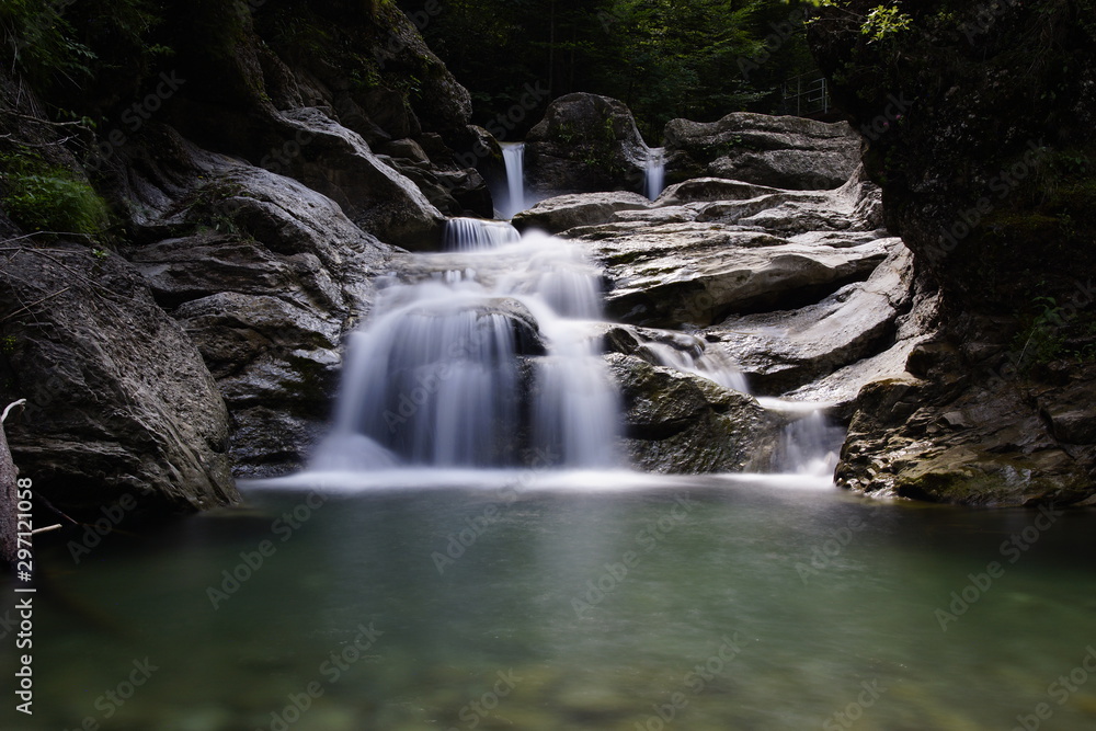 Fototapeta premium Langzeitbelichtung bei einem Wasserfall