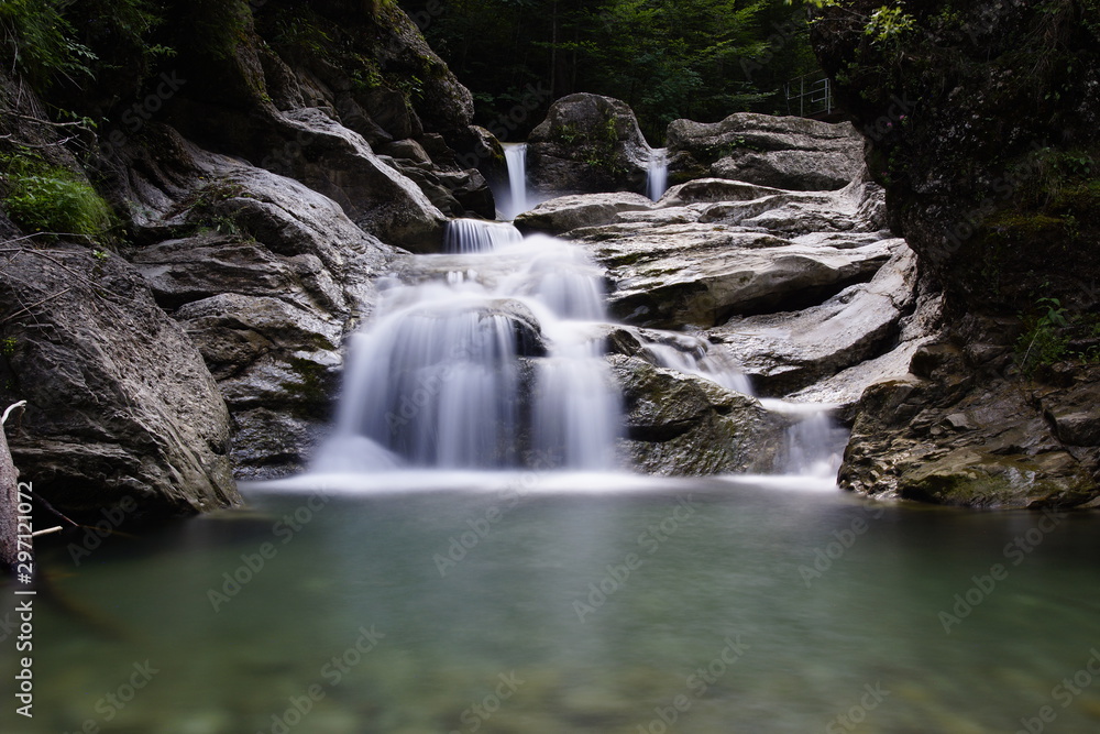 Fototapeta premium Langzeitbelichtung bei einem Wasserfall