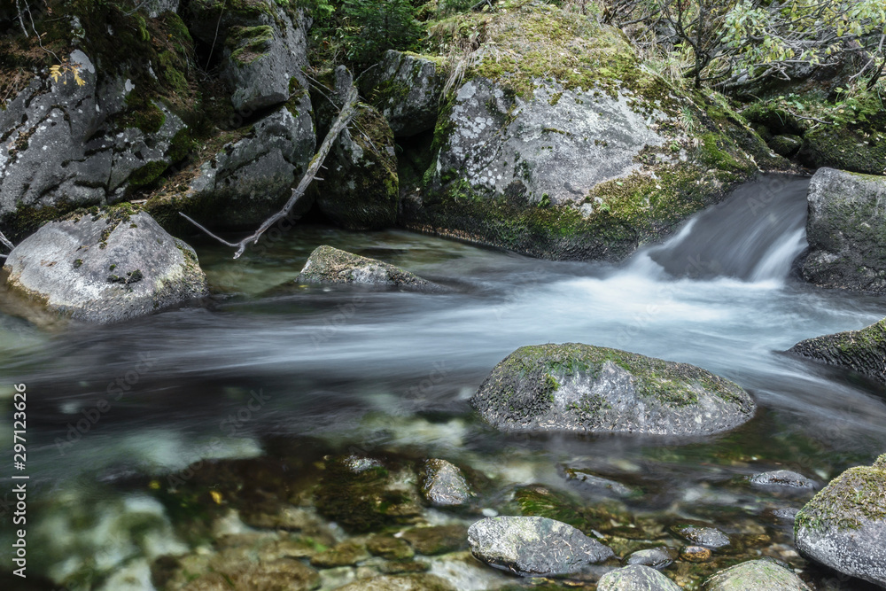 Gebirgsbach im herbstlichen Zillertal in Tirol Gebirgsbach im herbstlichen Zillertal in Tirol