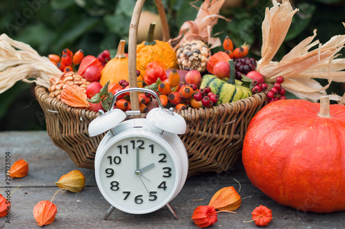 Zeitumstellung Winterzeit  mit Uhr Kürbis,Mais Hagebutte  von 3 Uhr auf 2 Uhr