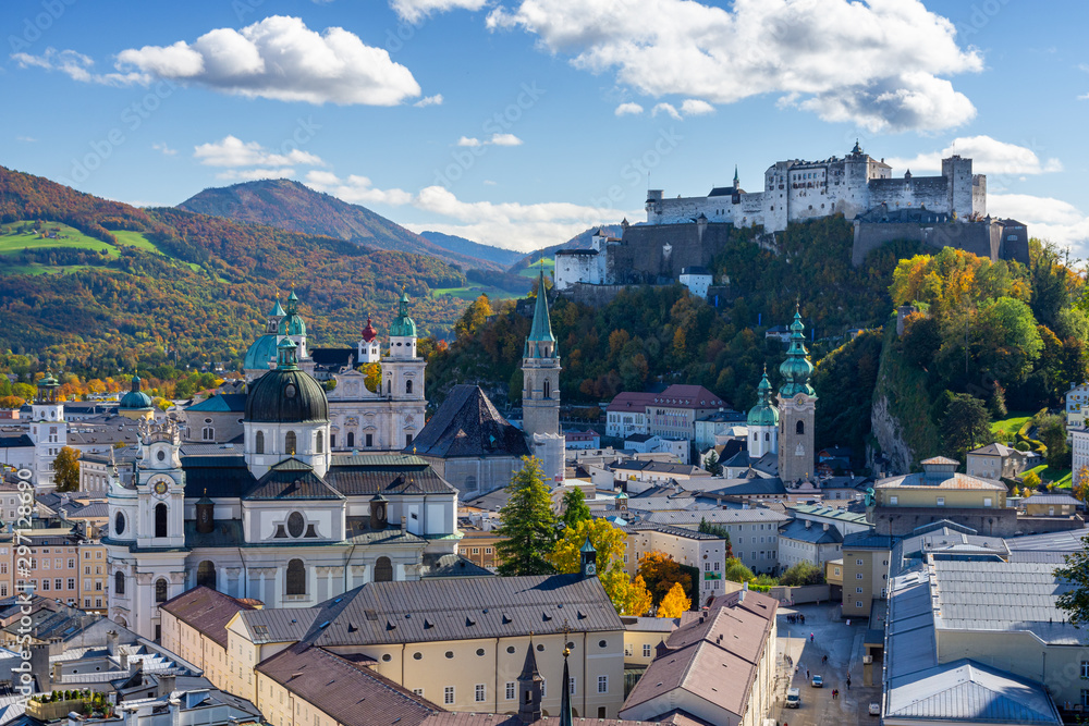 Fototapeta premium widok na stare miasto w Salzburgu jesienią w Austrii