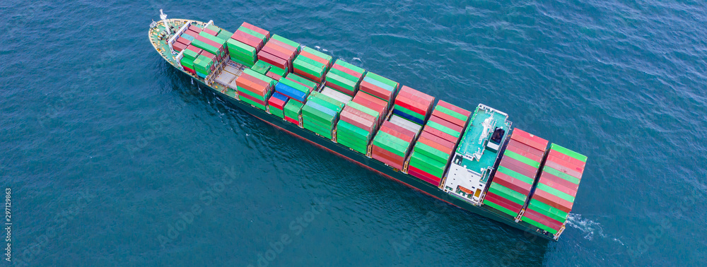 Fototapeta premium Cargo ships with full container receipts to import and export products worldwide