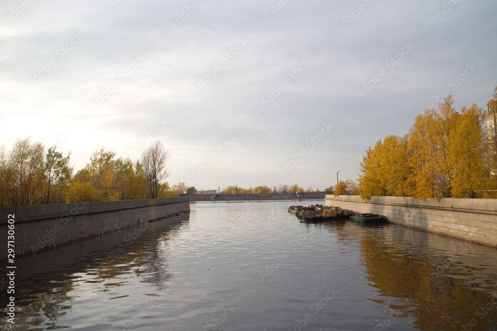 Obraz premium river in the city, in granite, on an autumn evening
