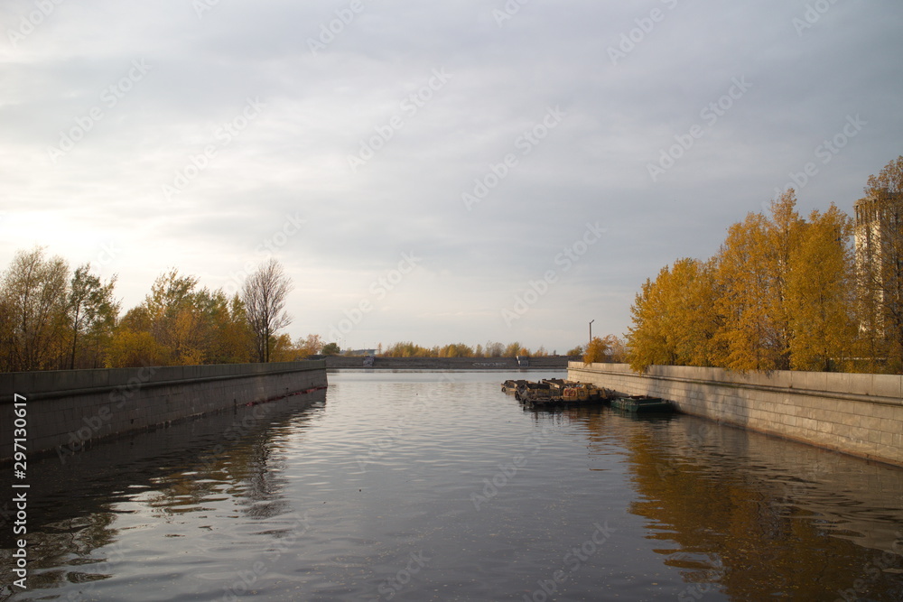 Obraz premium river in the city, in granite, on an autumn evening