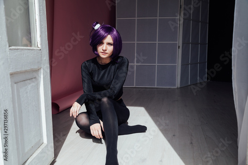Foto Girl cosplayer with purple hair anime Japan