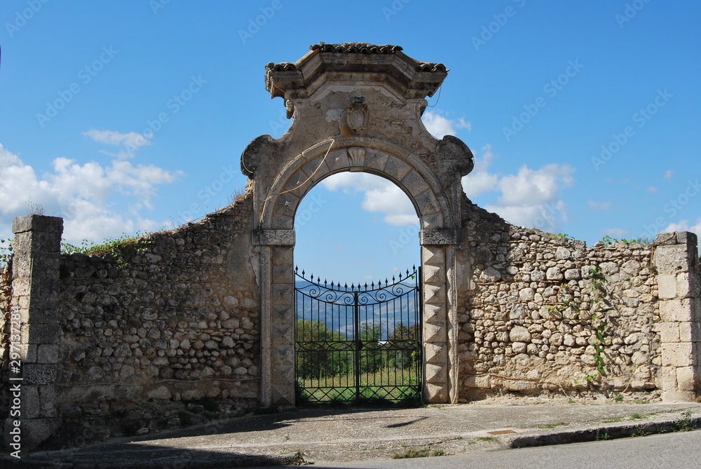 Antica porta con cancello e muro in pietra