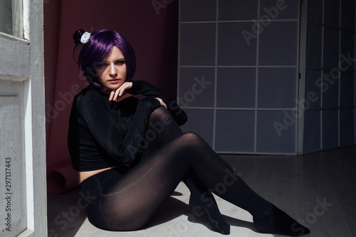 Foto Girl cosplayer with purple hair anime Japan