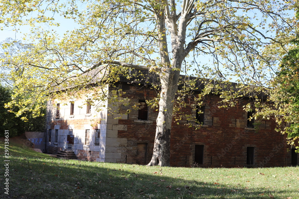 Le fort de Montessuy dans la commune de Caluire et Cuire - Département du Rhône - Fort construit en 1831