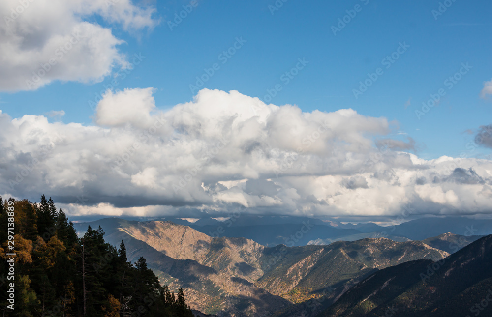 Paisajes de montañas naturales con el cielo y nubes