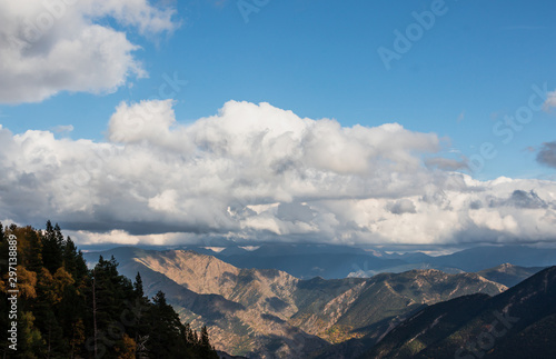 Fototapeta Naklejka Na Ścianę i Meble -  Paisajes de montañas naturales con el cielo y nubes