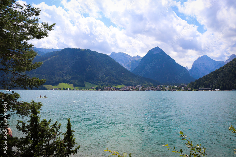 Montanhas Tirol Austria Primavera Lago Azul Esverdeado
