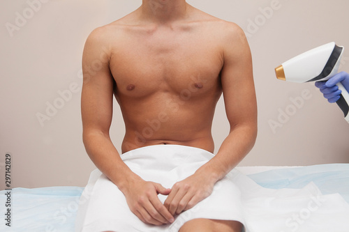 Foto Muscular athlete man with smooth clear skin