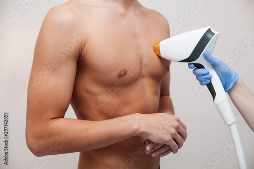Fotografía Muscular athlete man with smooth clear skin