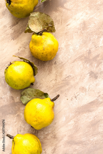Owoce pigwa żółte na malowanym tle z przestrzenią na napisy i grafiki