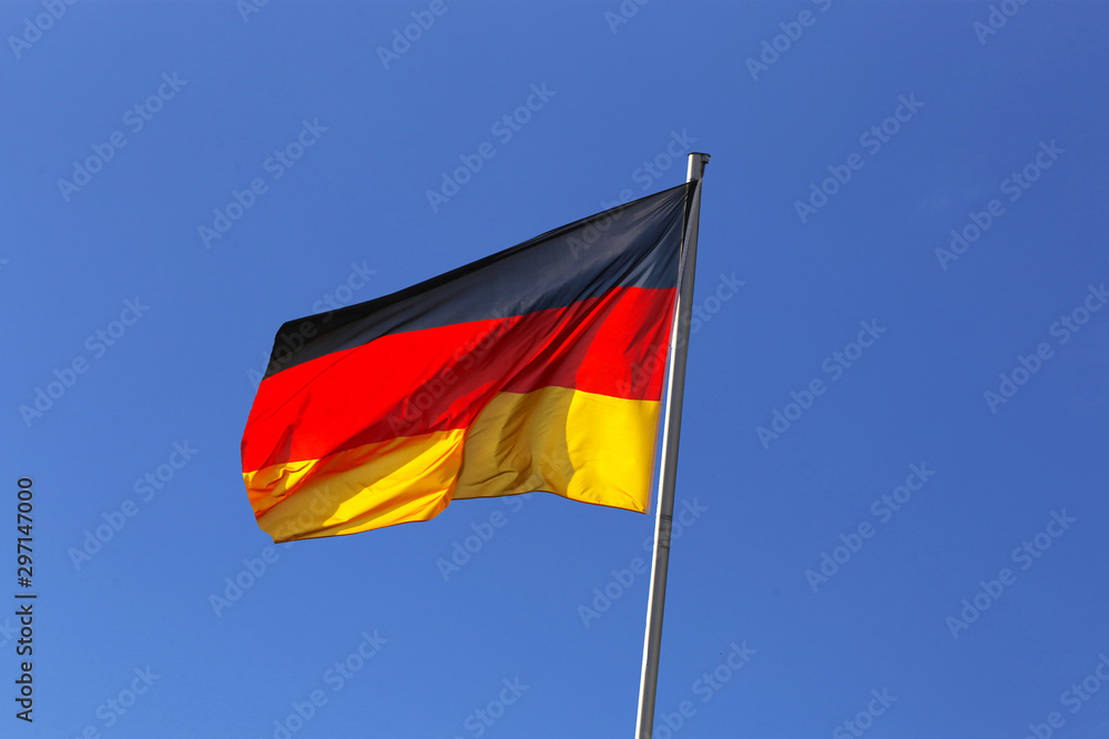 Deutsche Nationalfahne weht im Wind Deutsche Nationalfahne weht im Wind