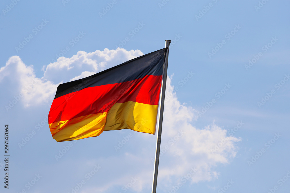 Deutsche Nationalfahne weht im Wind Deutsche Nationalfahne weht im Wind