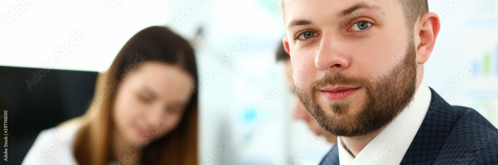 Obraz premium Handsome man in suit and tie look in camera