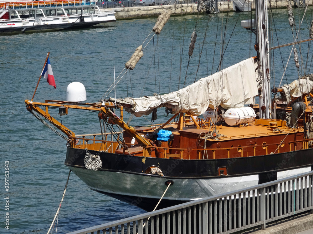 Paris, bateau La Boudeuse, sur la Seine 