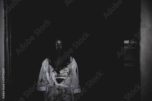 Foto Portrait of asian woman make up ghost face with blood,Horror scene,Scary backgro