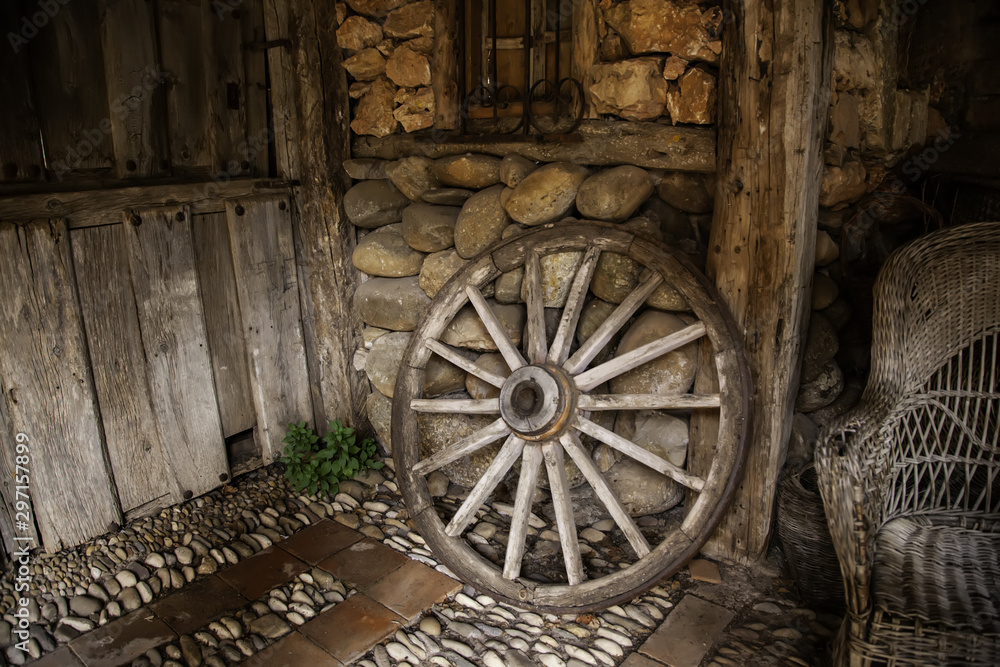 Obraz premium Old wooden carriage wheel
