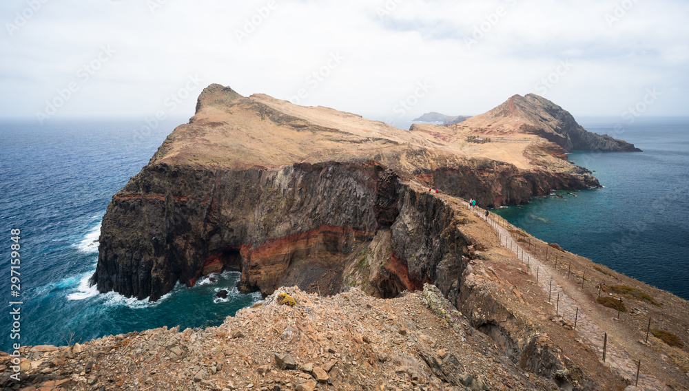 A hiking trail consisting of rock and gravel paths leads over the Ponta de São Lourenço