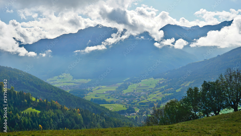 Fototapeta premium Bergtal mit Stadt