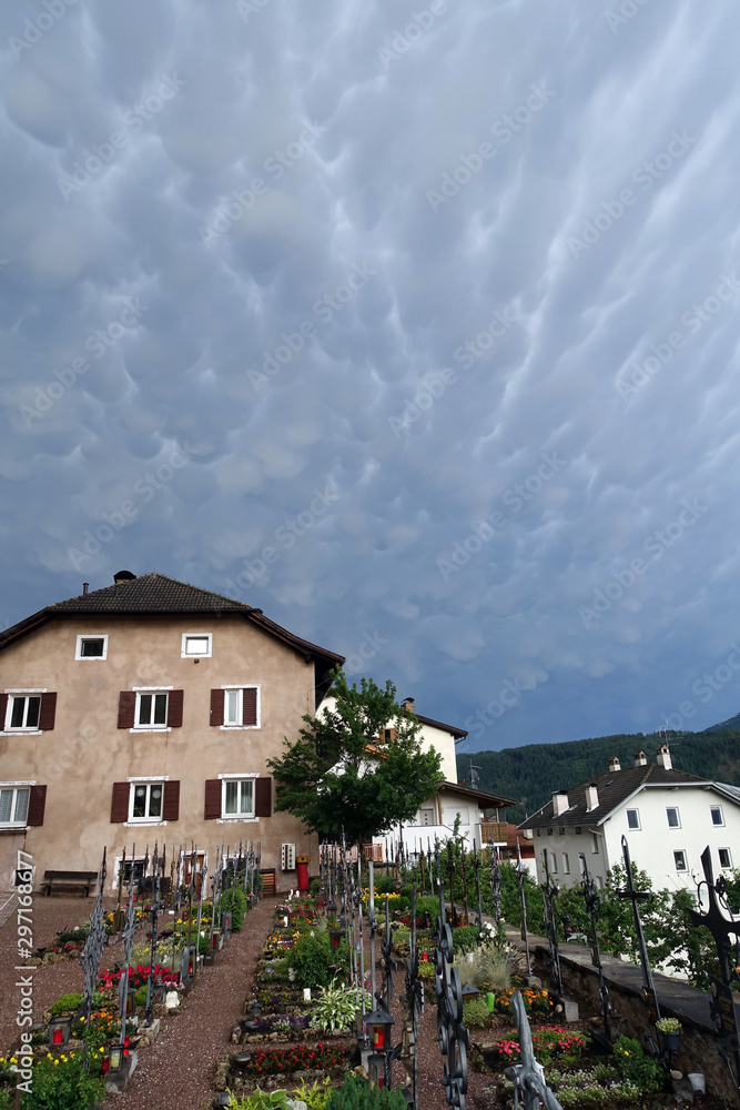 Mammatus-Wolken über dem Friedhof von Deutschnofen