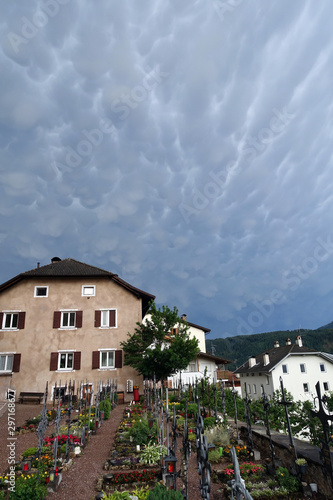 Mammatus-Wolken über dem Friedhof von Deutschnofen
