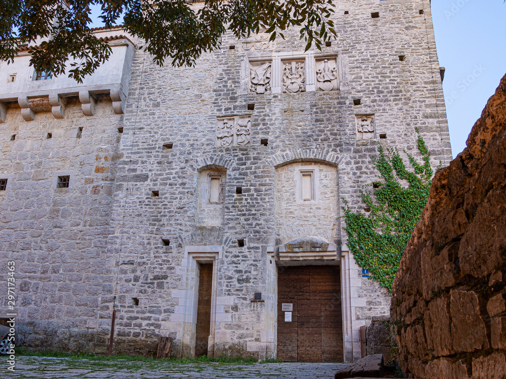 Fachada del Castillo antiguo , medieval, de Pazin en Istria, Croacia, verano de 2019