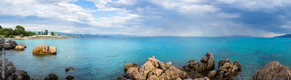 Paisaje marítimo, panorámico de Opatija, en la península de Istria, Croacia,  en verano de 2019